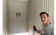 Ozil khoe ảnh sửa nhà, cam kết gắn bó với Arsenal?