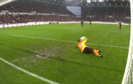 2 pha bắt bóng sai lầm ngớ ngẩn liên tiếp của Ron-Robert Zieler