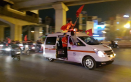 CĐV Việt Nam ăn mừng 'quên lối về': Xe tang, xe cứu thương... nhập hội