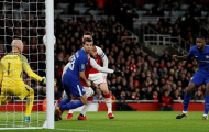 Hàng thủ Chelsea ngớ người sau cú đánh đầu của Nacho Monreal