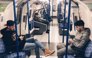 Bất ngờ với hình ảnh giản dị của sao bóng đá trên tàu điện ngầm