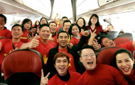 Hoàng Bách cùng dàn nghệ sỹ Việt sang Trung Quốc 'tiếp lửa' U23 Việt Nam