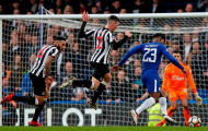 Hậu vệ Newcastle bất lực trước khả năng săn bàn của Batshuayi
