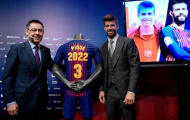 Pique rạng rỡ trong ngày công bố hợp đồng mới với Barcelona