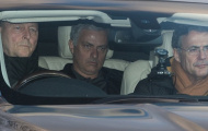 Mourinho mặt lạnh tanh trên đường đến sân tập Man Utd