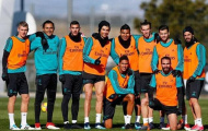 Cristiano Ronaldo khéo léo khoe cơ đùi rắn chắc