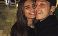 Bắt gặp Ozil 'trốn' Arsenal ăn mừng hợp đồng khủng với bạn gái
