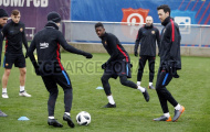Mưa gió không ngăn được Barcelona tập luyện