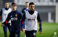 Bầy dơi 'nuôi mộng' ngược dòng trước Barcelona