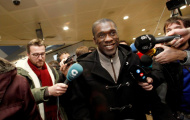Clarence Seedorf bị vây chặt trên đường đến chậm chức HLV Deportivo 