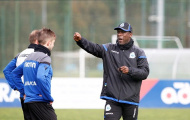 Chưa kịp thở, Clarence Seedorf đã hò hét trên sân tập