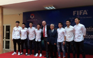 Chủ tịch FIFA thoải mái chụp ảnh cùng U23 và ĐT nữ Việt Nam