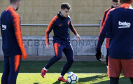 Khoe bộ cánh mới, Barcelona tập quên cả lối về