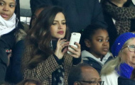 Vợ của Casillas bị ném đá vì mê điện thoại
