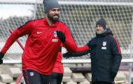 Diego Costa cười 'e thẹn' trên sân tập
