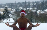 Neymar cởi trần hóa ông già Noel giữa Paris lạnh giá