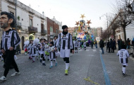 Fan Juventus 'đi bão' vinh danh thần tượng