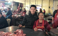 Trung vệ Tiến Dũng hóa 'hotboy bán thịt'