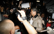 Phản ứng của sao sân cỏ trước paparazzi: Người cười gượng, kẻ ăn thua đủ