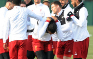 Van Dijk pha trò, sân tập Liverpool rộn tiếng cười