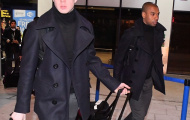 Bruyne bơ phờ trên đường trở về nhà sau chiến tích cùng Man City