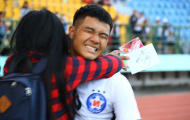 Tuyển thủ U23 Việt Nam 'đứng hình' khi bị fan nữ ôm chặt trên sân Gò Đậu