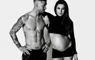 Ramos cởi đồ chụp ảnh với tình già