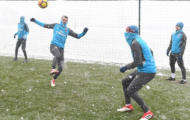 Sợ Wenger nhận 'trát sa thải', Pháo thủ vùi mình tập luyện dưới tuyết