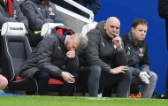 Wenger ôm mặt đau khổ trước lối đá vô hồn của Arsenal