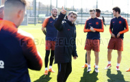Valverde cùng học trò chuẩn bị cho trận Siêu cúp Catalan