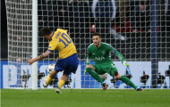 Higuain chẳng thể đứng vững sau khi cứu thành công Juventus