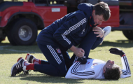 Thomas Muller được săn sóc kỹ càng trên sân tập