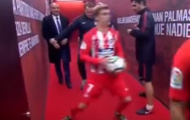 Griezmann đầy nhí nhố pha trò trong đường hầm 
