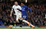 May mắn đồng hành, Chelsea thu hẹp khoảng cách với Liverpool
