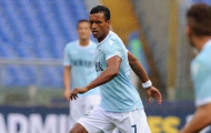 Lazio suýt thua, Nani đánh nhau với CĐV tại sân bay
