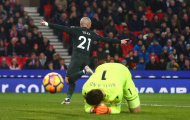 Cứu thua kinh dị, 'siêu nhân' Man City bay thẳng vào lưới