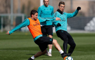 Ronaldo bị vây chặt trên sân tập Real Madrid
