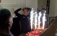 Antoine Griezmann cười không ngớt khi được đồng đội tặng bánh sinh nhật
