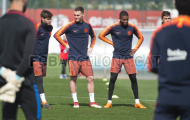 Trụ cột vắng bóng, sân tập Barcelona vẫn rộn ràng