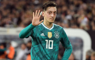 HLV Joachim Low tặng quà cho Arsenal