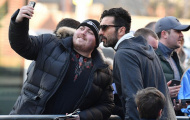 Vừa rời khách sạn, Buffon đã bị fan 'bắt cóc'