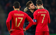 Fan cuồng vào sân 'âu yếm' Cristiano Ronaldo