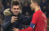 Khoảnh khắc CĐV lao vào sân hôn Ronaldo vào đêm qua