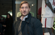 Totti tái ngộ dàn sao Roma trong ngày khai trương cửa hàng mới của Bầy Sói
