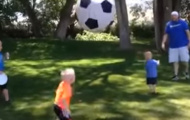 Chỉ một pha dứt điểm, ông bố sút bay luôn con mình 