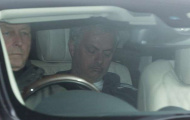 Vắt óc hạ Man City, Mourinho ngủ gà ngủ gật đến sân tập Man Utd