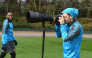 Ozil tập làm phó nháy trên sân tập của Arsenal