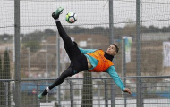 Ronaldo tái hiện cú đá thần sầu trên sân tập Real Madrid