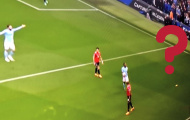 Đang thi đấu, Ashley Young bị fan City ném chuối
