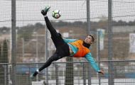 Ronaldo tái hiện cú đá thần sầu trên sân tập Real Madrid